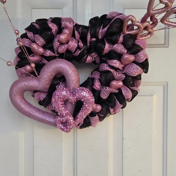 Heart-Shaped Pink and Black Wreath Valentine's Day Decor